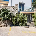 Lilium I - Overlooking Psarou Bay, Mykonos * 普沙罗