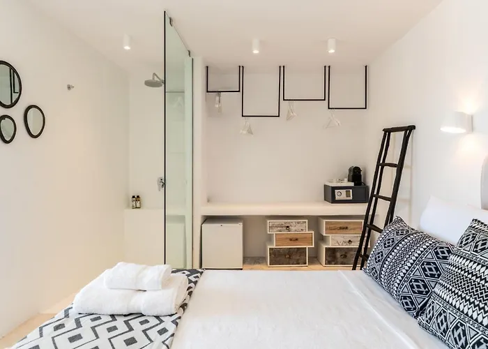 Lilium I - Overlooking Psarou Bay, Mykonos プサロウ